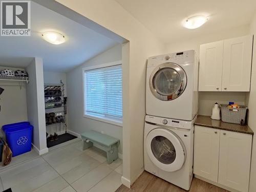 5720 Allen Ave, Powell River, BC - Indoor Photo Showing Laundry Room