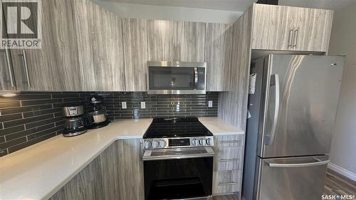 4046 33Rd Street W, Saskatoon, SK - Indoor Photo Showing Kitchen With Upgraded Kitchen