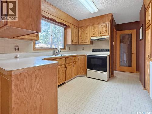 Se 477 3Rd Avenue Se, Swift Current, SK - Indoor Photo Showing Kitchen With Double Sink