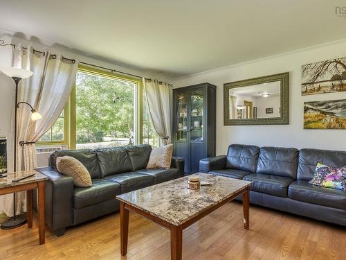 319 Birchcrest Drive, Cambridge, NS - Indoor Photo Showing Living Room