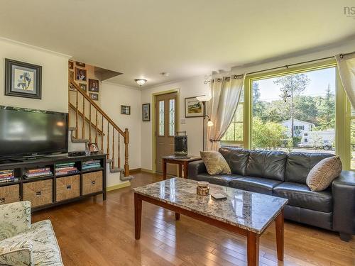 319 Birchcrest Drive, Cambridge, NS - Indoor Photo Showing Living Room