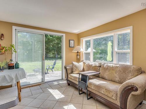 319 Birchcrest Drive, Cambridge, NS - Indoor Photo Showing Living Room