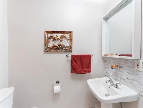 218 Austin St, Winnipeg, MB - Indoor Photo Showing Bathroom