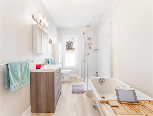 218 Austin St, Winnipeg, MB - Indoor Photo Showing Bathroom
