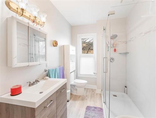 218 Austin St, Winnipeg, MB - Indoor Photo Showing Bathroom