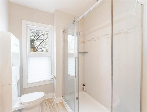 218 Austin St, Winnipeg, MB - Indoor Photo Showing Bathroom