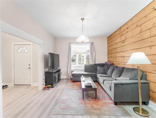 218 Austin St, Winnipeg, MB - Indoor Photo Showing Living Room