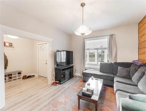 218 Austin St, Winnipeg, MB - Indoor Photo Showing Living Room