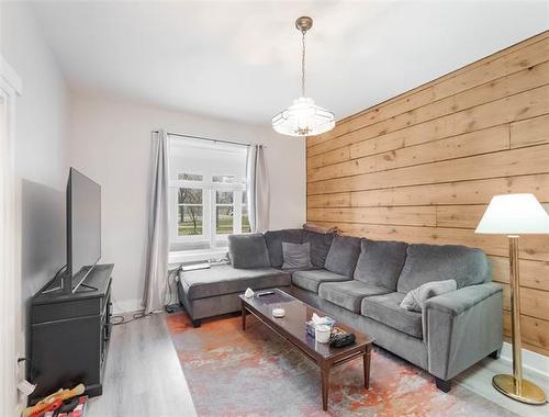 218 Austin St, Winnipeg, MB - Indoor Photo Showing Living Room