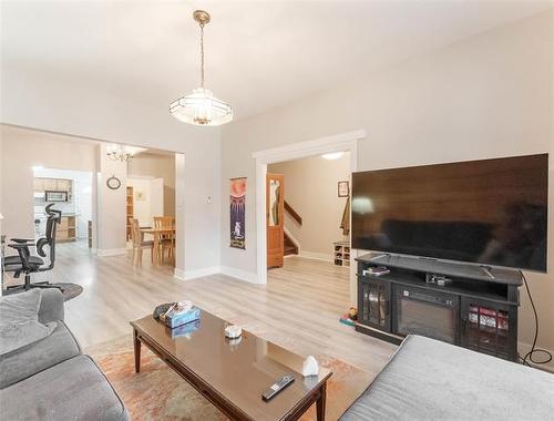 218 Austin St, Winnipeg, MB - Indoor Photo Showing Living Room