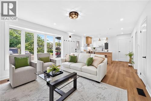 138 Rendell Boulevard, Hamilton, ON - Indoor Photo Showing Living Room