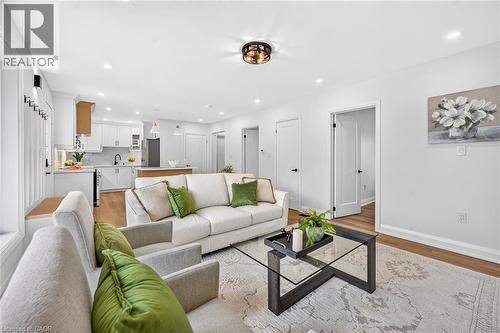 138 Rendell Boulevard, Hamilton, ON - Indoor Photo Showing Living Room