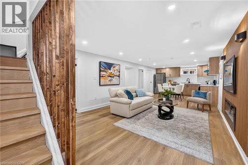 138 Rendell Boulevard, Hamilton, ON - Indoor Photo Showing Living Room