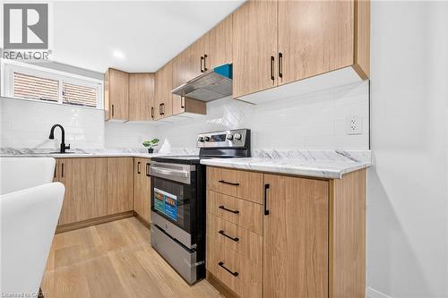 138 Rendell Boulevard, Hamilton, ON - Indoor Photo Showing Kitchen