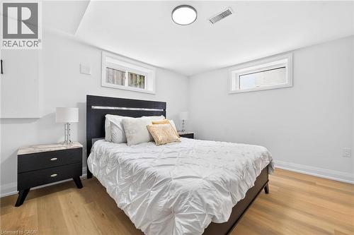 138 Rendell Boulevard, Hamilton, ON - Indoor Photo Showing Bedroom