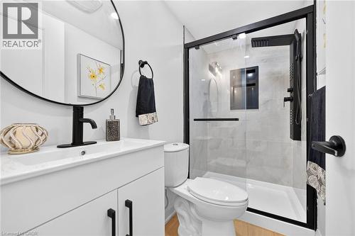 138 Rendell Boulevard, Hamilton, ON - Indoor Photo Showing Bathroom