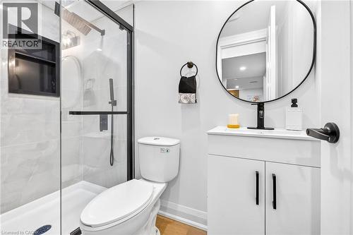 138 Rendell Boulevard, Hamilton, ON - Indoor Photo Showing Bathroom