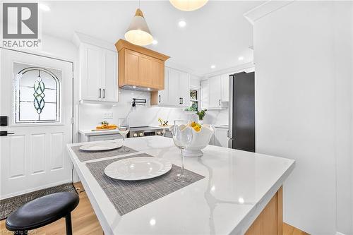 138 Rendell Boulevard, Hamilton, ON - Indoor Photo Showing Kitchen