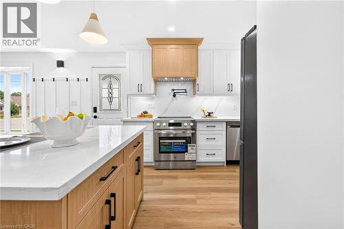 138 Rendell Boulevard, Hamilton, ON - Indoor Photo Showing Kitchen With Upgraded Kitchen