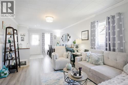 3612 King, Windsor, ON - Indoor Photo Showing Living Room