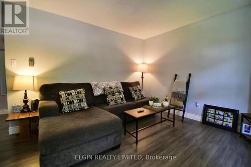 20 Tecumseh Street, St. Thomas, ON - Indoor Photo Showing Living Room