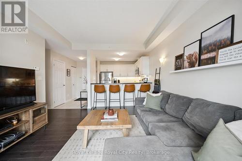 403 - 2 Colonial Drive, Guelph (Pineridge/Westminster Woods), ON - Indoor Photo Showing Living Room