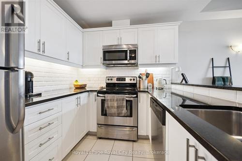 403 - 2 Colonial Drive, Guelph (Pineridge/Westminster Woods), ON - Indoor Photo Showing Kitchen With Stainless Steel Kitchen With Upgraded Kitchen