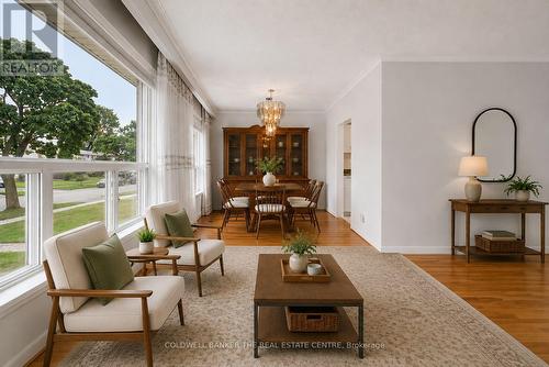 33 Danish Crescent, Toronto, ON - Indoor Photo Showing Living Room