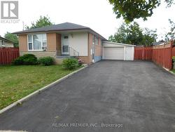 5 VALOIS COURT Toronto, ON M9V 2Z4