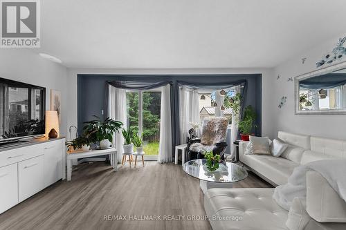 1446 Deavy Way, Ottawa, ON - Indoor Photo Showing Living Room