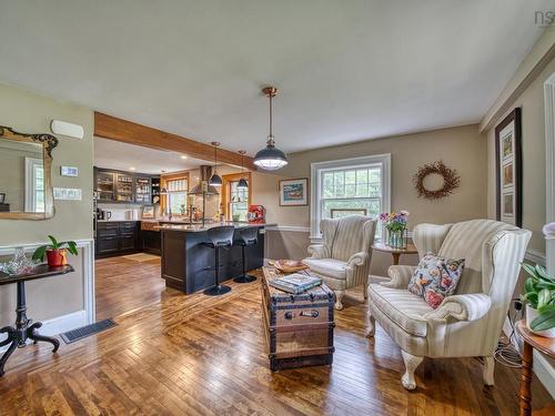 261 Edgewater Street, Mahone Bay, NS - Indoor Photo Showing Living Room