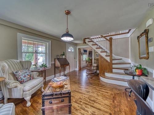 261 Edgewater Street, Mahone Bay, NS - Indoor Photo Showing Living Room