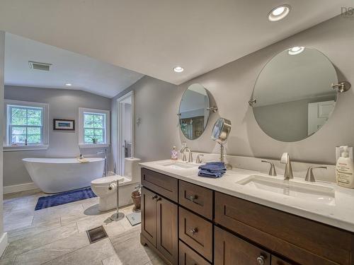 261 Edgewater Street, Mahone Bay, NS - Indoor Photo Showing Bathroom