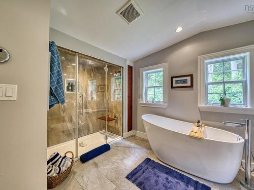 261 Edgewater Street, Mahone Bay, NS - Indoor Photo Showing Bathroom
