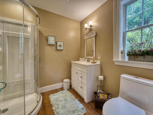 261 Edgewater Street, Mahone Bay, NS - Indoor Photo Showing Bathroom