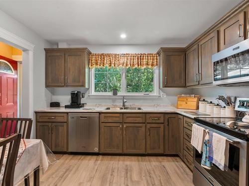 39 Robert Drive, Dartmouth, NS - Indoor Photo Showing Kitchen With Double Sink