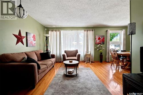 323 Toronto Street N, Regina, SK - Indoor Photo Showing Living Room