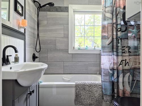 16 Copp Avenue, Amherst, NS - Indoor Photo Showing Bathroom