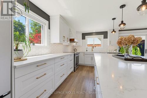 3 Alona Avenue, Cambridge, ON - Indoor Photo Showing Kitchen With Upgraded Kitchen