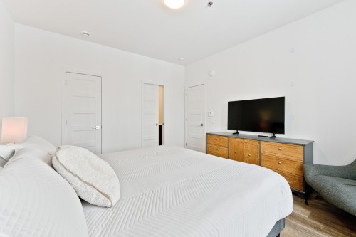 Master Bedroom - 110-240B Rue Du Cercle-Des-Cantons, Bromont, QC - Indoor Photo Showing Bedroom