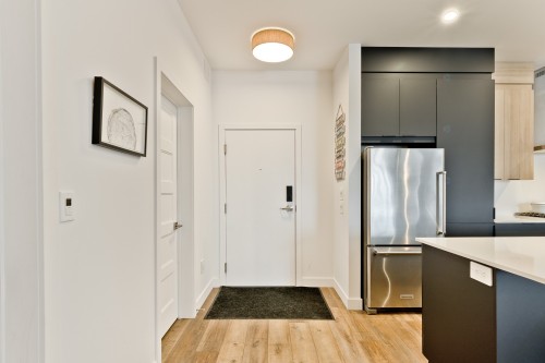 Mud Room - 110-240B Rue Du Cercle-Des-Cantons, Bromont, QC - Indoor Photo Showing Kitchen