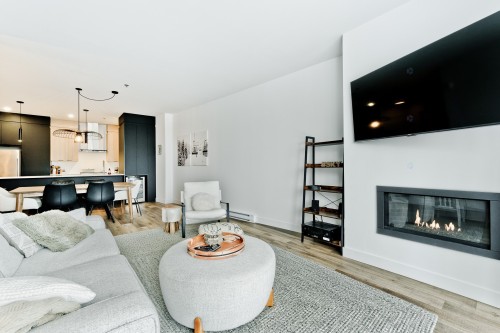 Living Room - 110-240B Rue Du Cercle-Des-Cantons, Bromont, QC - Indoor Photo Showing Living Room With Fireplace