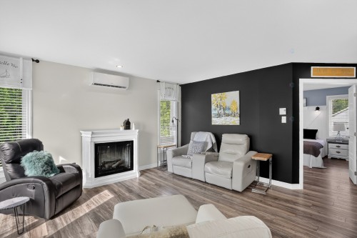 Living Room - 470 11E Avenue, Saint-Tite, QC - Indoor Photo Showing Living Room With Fireplace