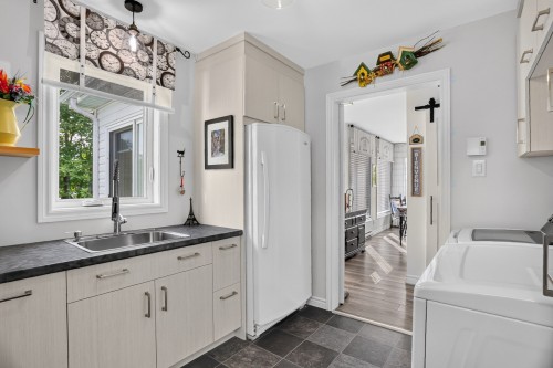 Laundry - 470 11E Avenue, Saint-Tite, QC - Indoor Photo Showing Laundry Room