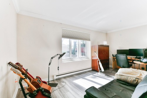 Salon - 639 Rue Faribault, L'Assomption, QC - Indoor