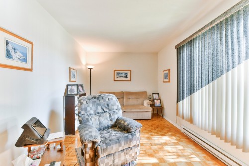 Salon - 639 Rue Faribault, L'Assomption, QC - Indoor