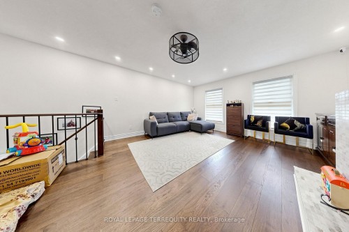 6663 Harlow Road, Mississauga, ON - Indoor Photo Showing Living Room