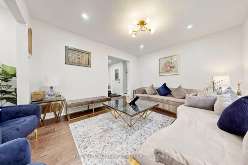 6663 Harlow Road, Mississauga, ON - Indoor Photo Showing Living Room