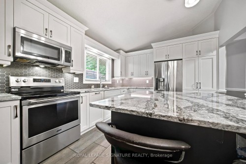 30 Andrew Street, Brant, ON - Indoor Photo Showing Kitchen With Upgraded Kitchen