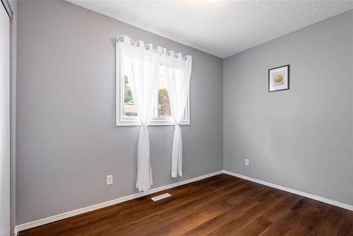 14 Whiteway Rd, Winnipeg, MB - Indoor Photo Showing Other Room